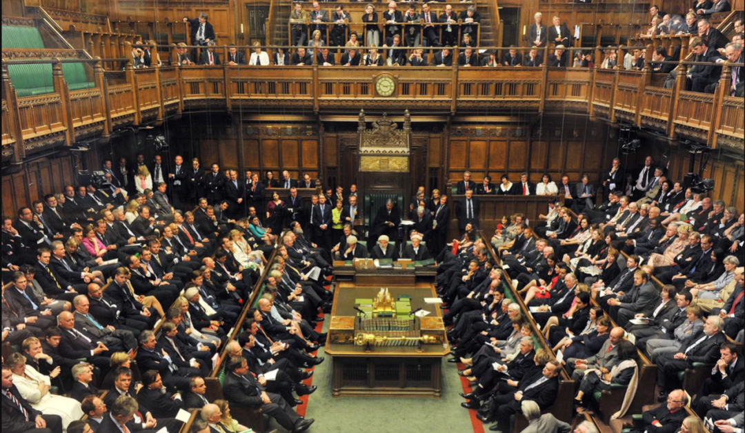 英国议会分为上院和下院,上院又称贵族院,由26名大主教与600多名世俗